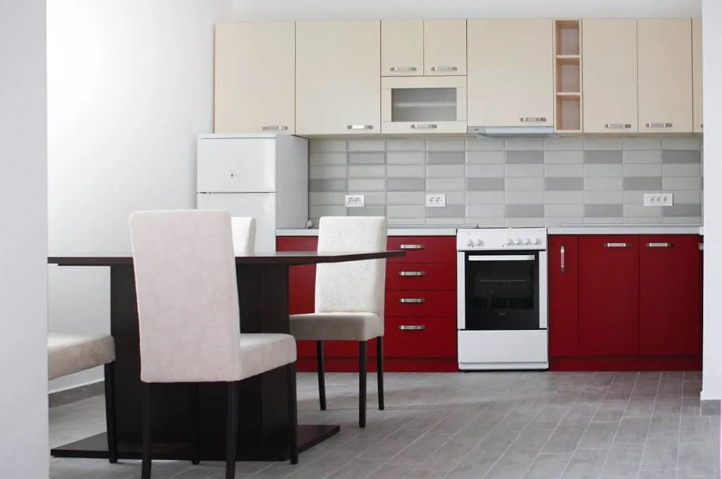 Комплекс с домами и бассейном в тихом районе